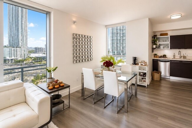 Photo - 90 SW 3rd St Unidad 1413