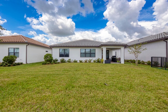 Photo - 833 SE Courances Dr