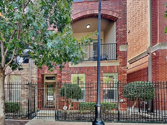 Building Photo - 2222 Marilla St Rental