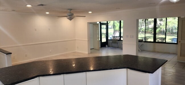 Building Photo - 10 Iris Pl Unit 10