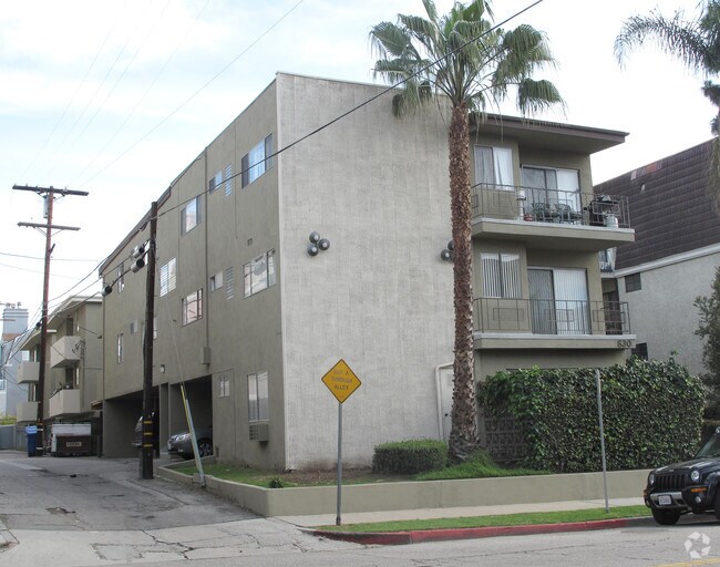 830 S Barrington Ave