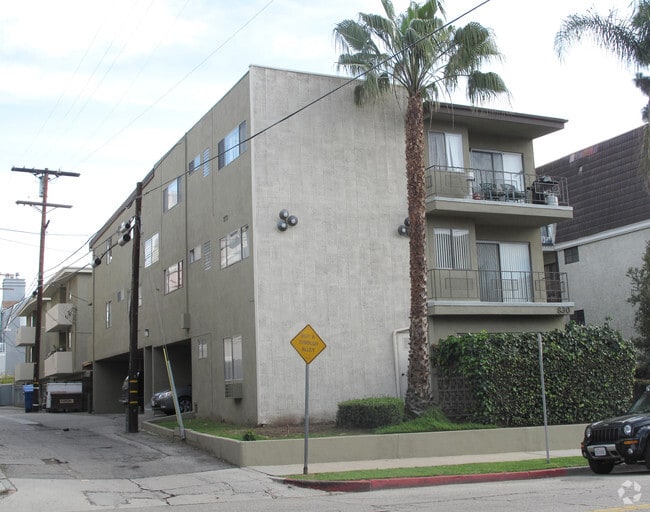 Photo - 830 S Barrington Ave