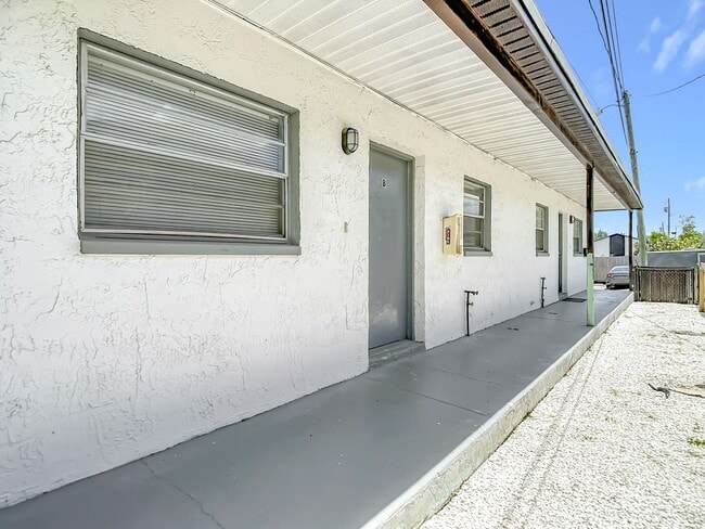 Building Photo - 65th Terrace N - Triplex Unit 65th Ter N - Apt B