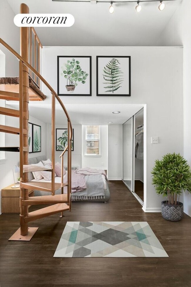 Photo - 10 W 87th St