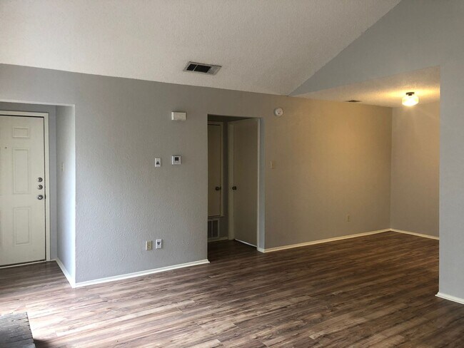 Photo - Edens Properties 4 (7002 Ivory Key Ct) Unidad B