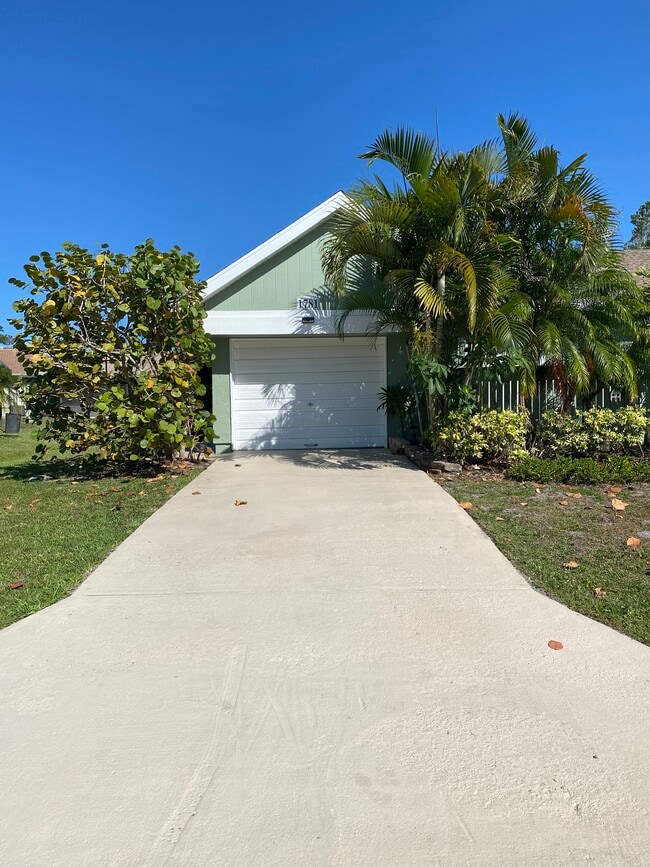 Building Photo - 1781 SE Linpark Ct