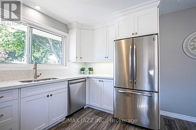 Photo - 325 Poplar St