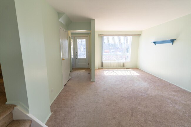 Photo - 728 Krosno Blvd