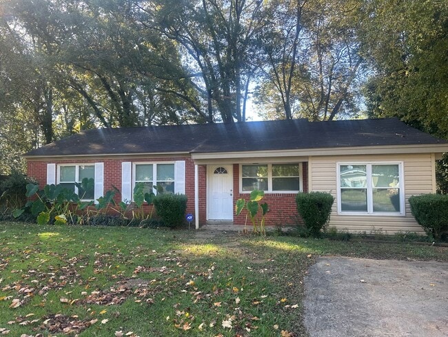 Building Photo - Forest Hills Cutie