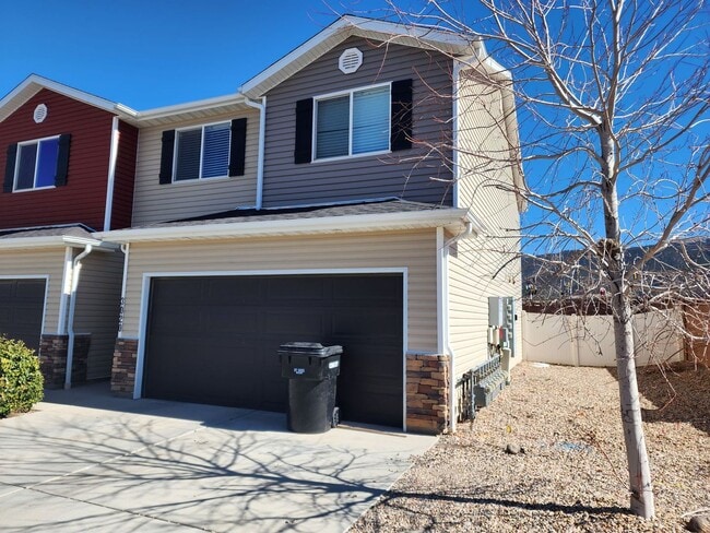 Building Photo - Charming Townhome