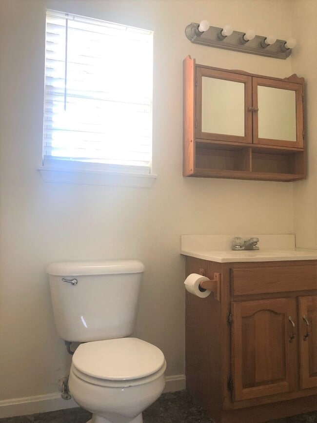 Photo - NICE 1 BEDROOM, 1.5 BATH CARRIAGE HOUSE IN BAYVIEW ESTATES!!