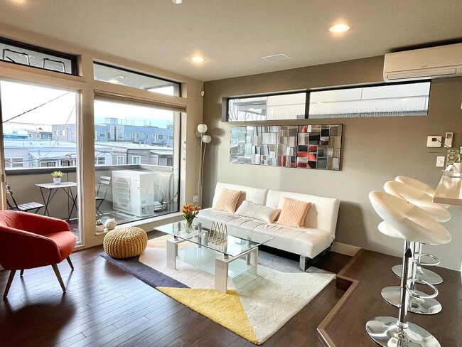 Photo - 107B 13th Ave E