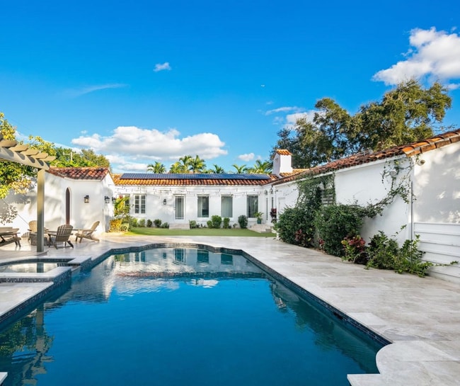 Building Photo - 113 NE 101st St