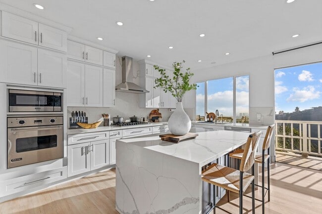 Building Photo - 2019 Sunset Plaza Dr Rental