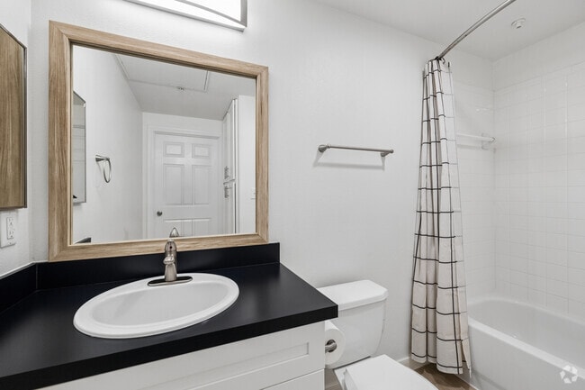 B2 2BR, 2BA - 954SF - Second Bathroom