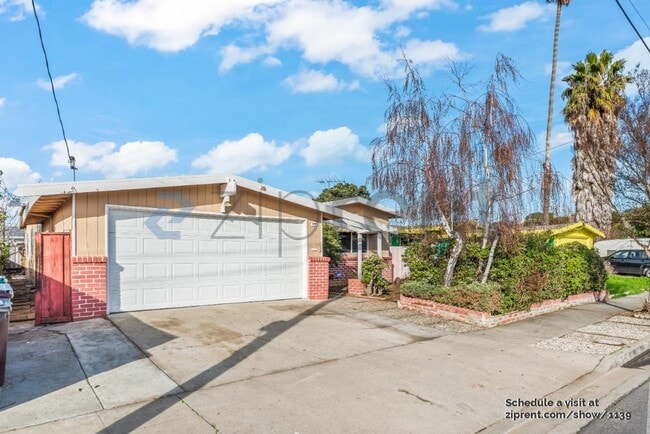 Photo - 685 Carmar St