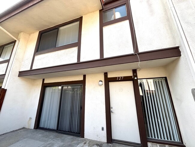 Building Photo - Turnkey 3 bedroom, 2.5 bathroom condo avai...