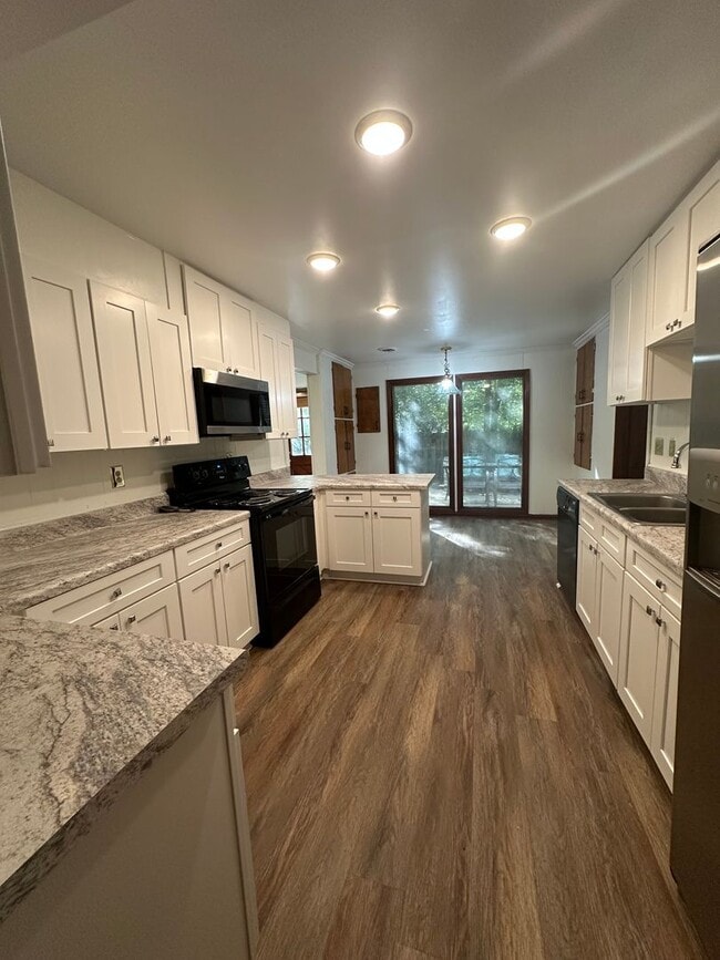 Photo - 6 BR 3 BA House in Colonial Hill Community