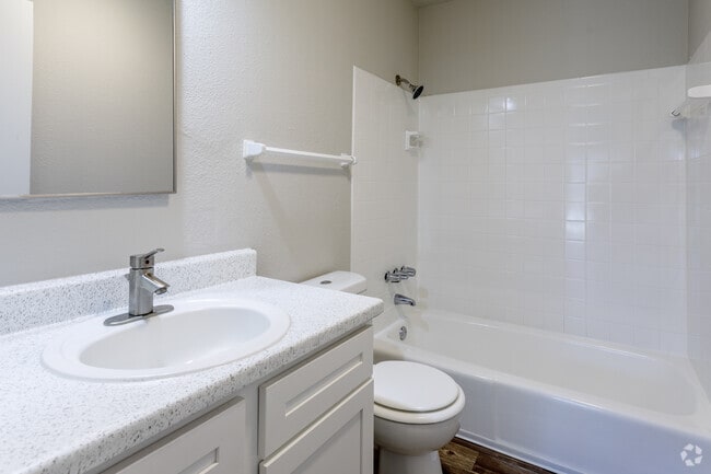 2BR, 2BA - 963 SF