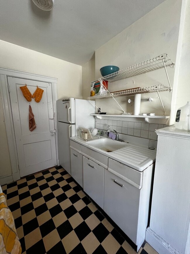 Photo - Sunny, Spacious Brighton / Cleveland Circle Area 1 Bed on Strathmore Rd.  NO FEE