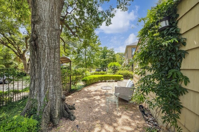 Building Photo - 1802 Lexington St