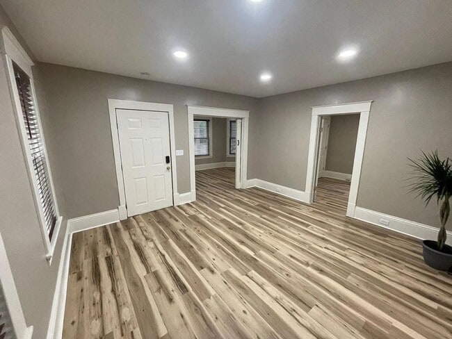 Building Photo - 946 Sigsbee St SE Unit 1