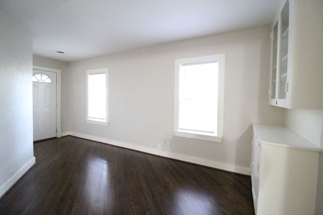 Photo - November Free On This 2 Bedroom 1 Bath Bun...