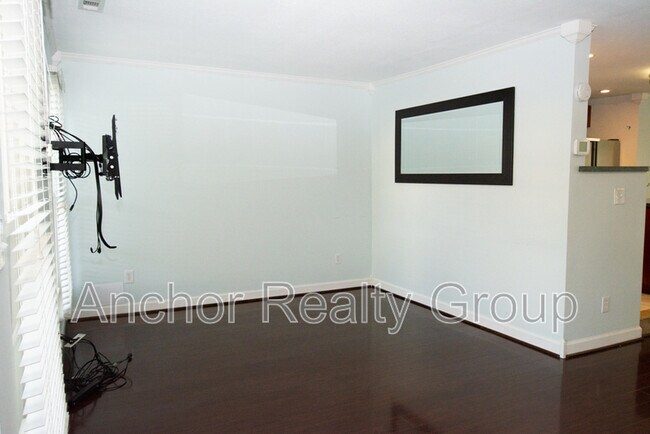 Photo - 304 Falling Ln