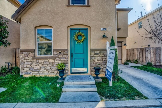 Building Photo - Beautiful 3/2.5 near Clovis East