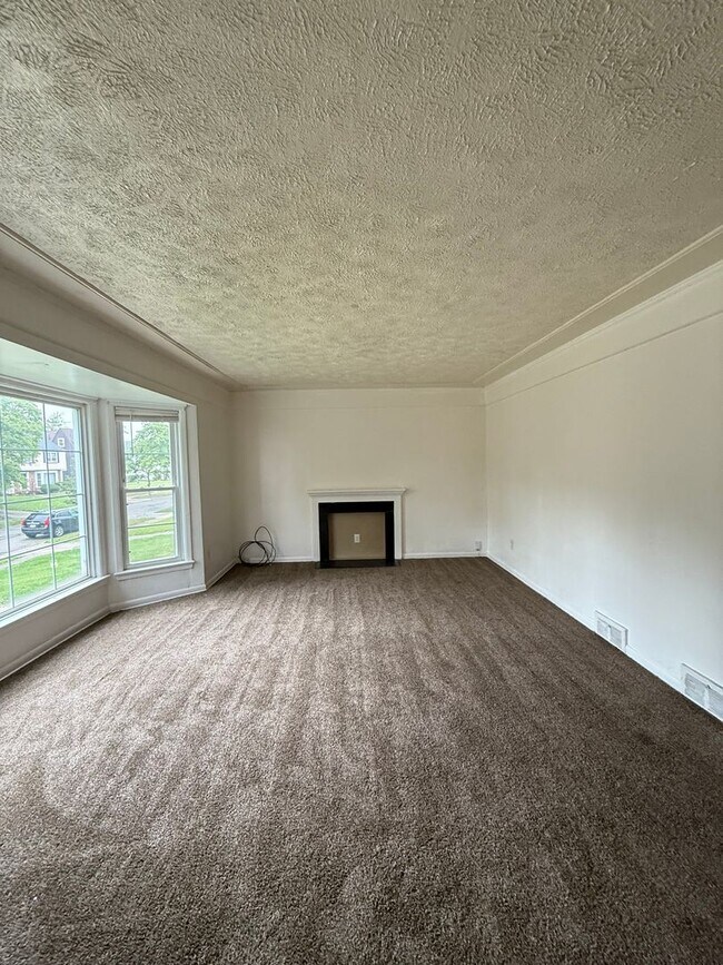 Photo - 3bd DOWNSTAIRS DUPLEX Shaker Section 8/Cas... Unit DN