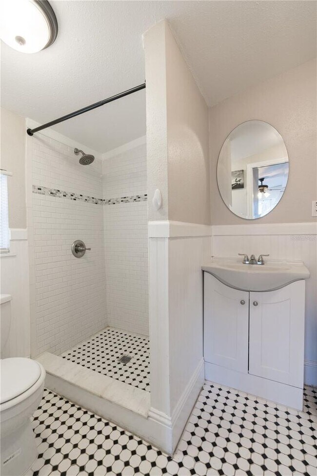 Photo - Live Wilder: Historic Charm Steps from Tam... House