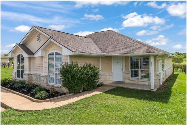 Building Photo - College Station home with stalls and arena on site!