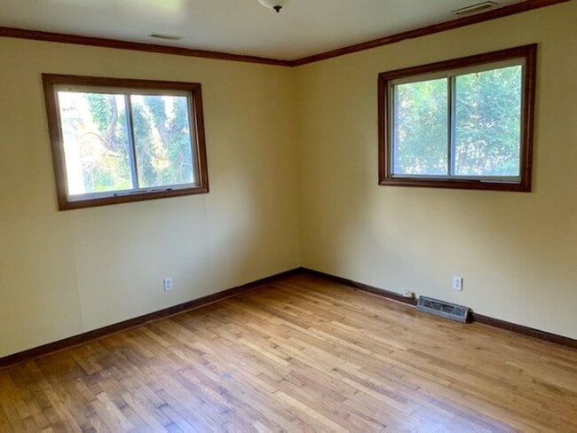 Building Photo - Adorable Washington Park Cottage!