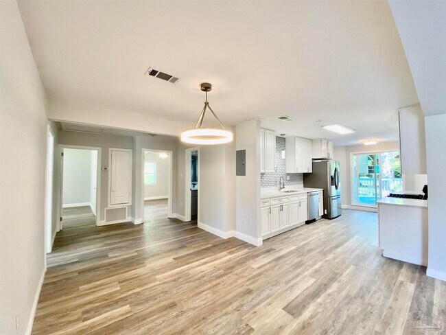 Photo - 402 Fairpoint Dr