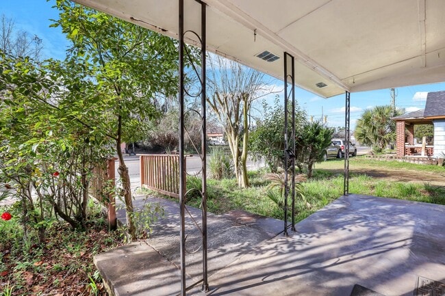 Photo - 1008 W 52nd St