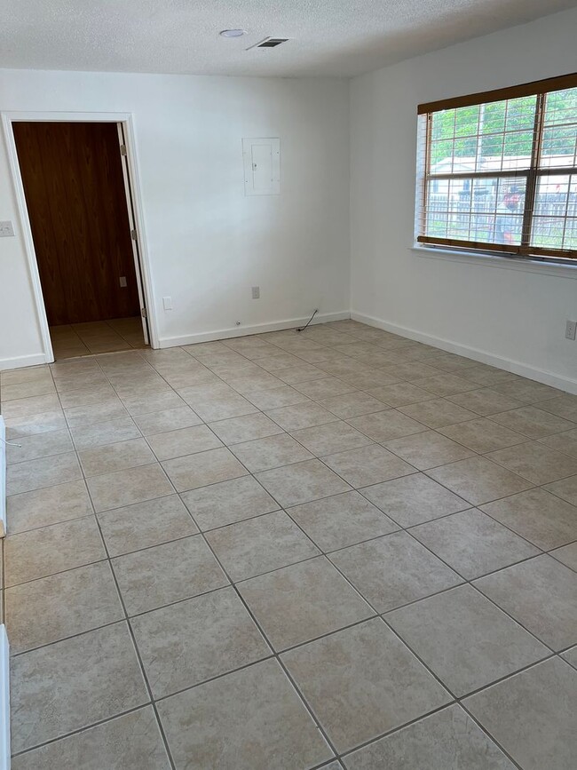 Photo - 217 Bay St NW