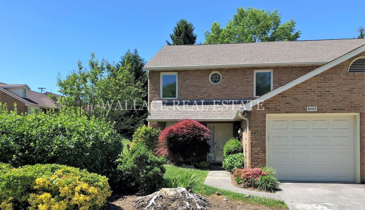 FARRAGUT 3 BDRM / 2.5 BATH CONDO WITH PRIV... - FARRAGUT 3 BDRM / 2.5 BATH CONDO WITH PRIV...
