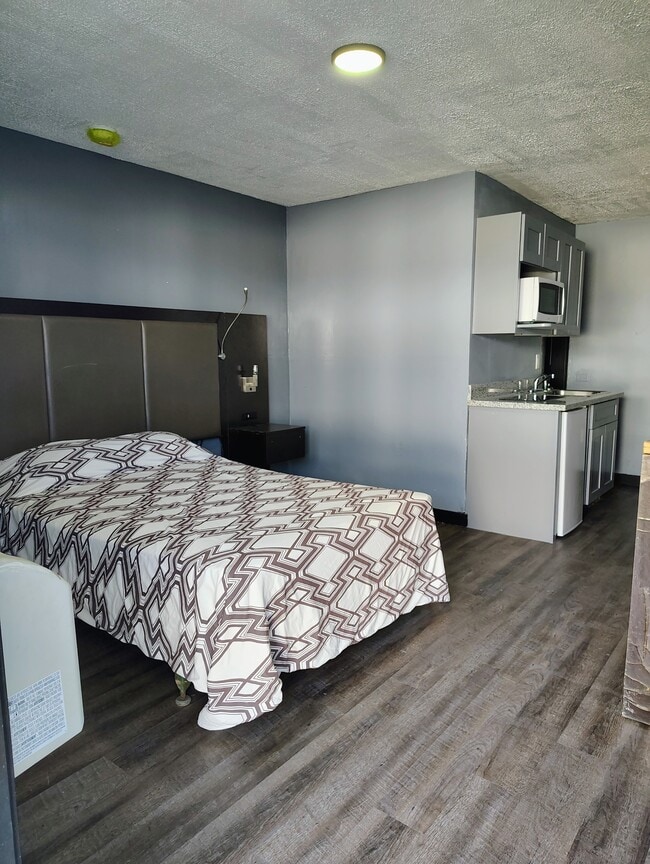 Building Photo - 711 Pasadena Fwy Unit 113
