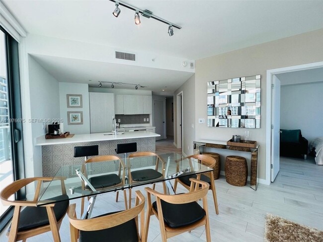 Photo - 501 NE 31st St