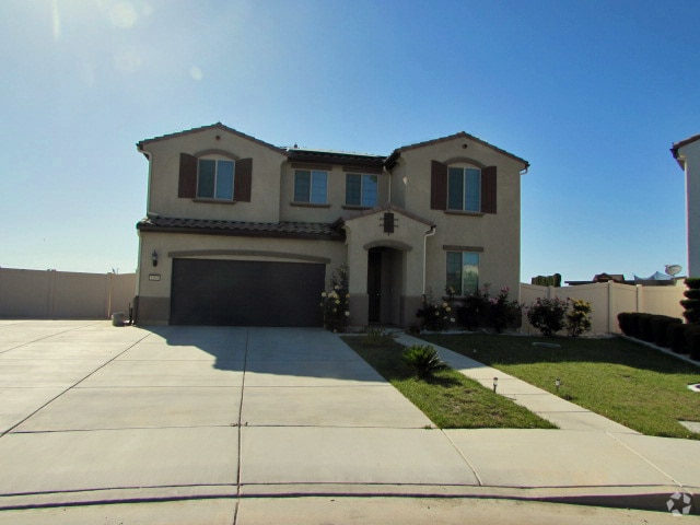 Building Photo - Spacious 5-Bedroom Home with Loft, Solar P...