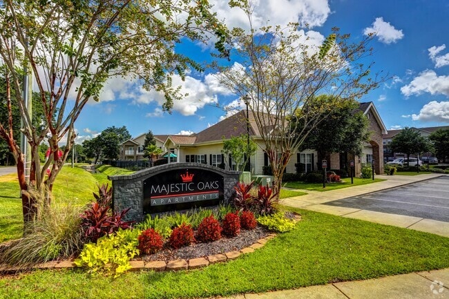 Building Photo - Majestic Oaks Rental