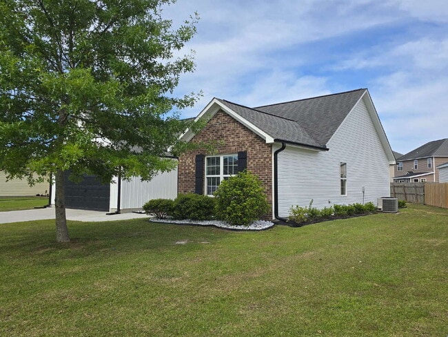 Photo - "Charming 3-Bedroom Retreat with Granite Finishes & Cozy Fireplace in Jacksonville!"