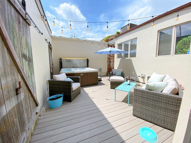 Building Photo - 328 W Market St Unit Loft w Private Courtyard