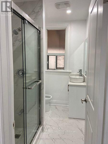 Photo - 610 Bloor St W