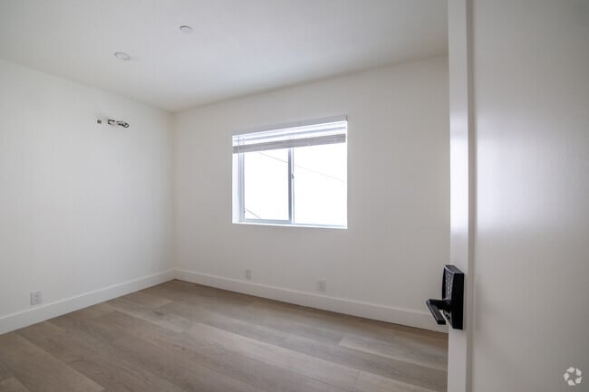 5BR, 2BA - 1,000SF Bedroom 2 - 2414 Telegraph