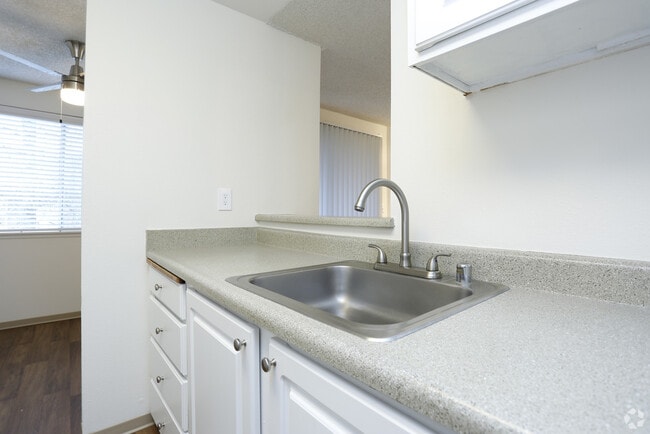 1 bedroom / white appliances