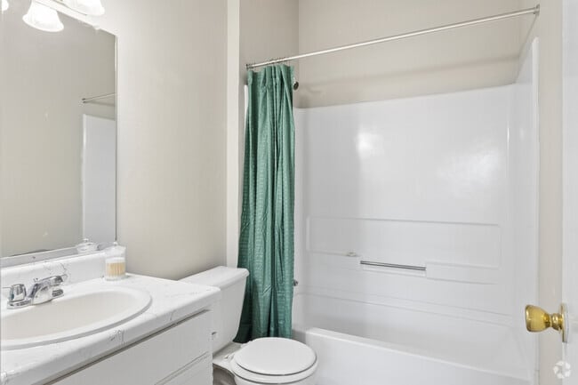2BR, 2BA - 839SF - Primary Bathroom