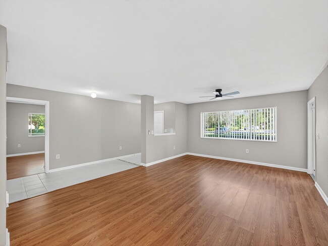 Photo - 121 SW Palm Dr Unit 107