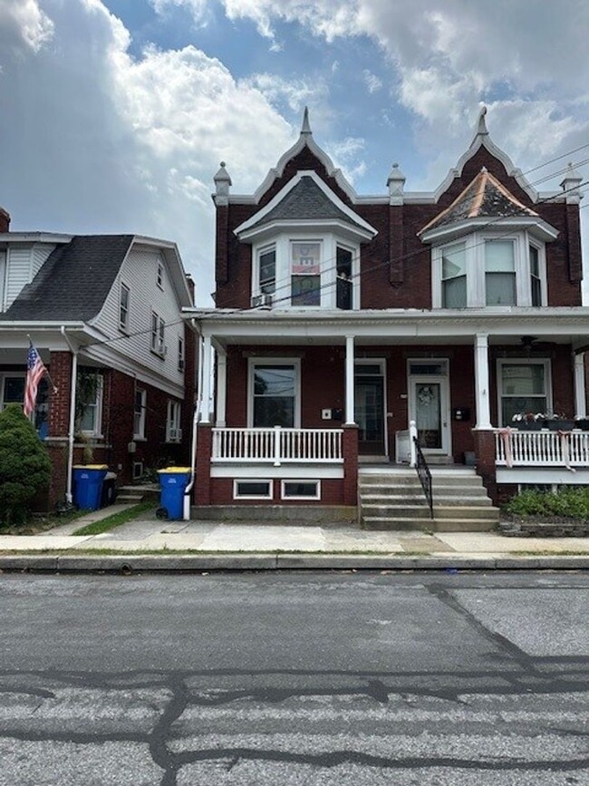 Building Photo - 172 E Emaus St Unit 1 Rental