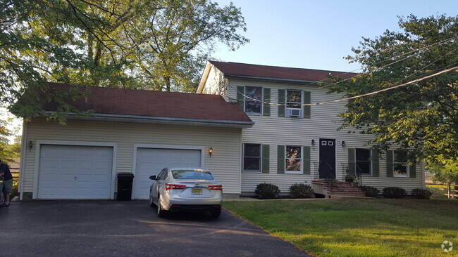 35 Princeton Ave - 35 Princeton Ave Unit 2nd Floor Rental